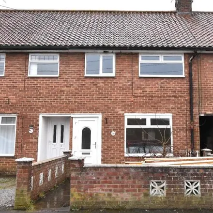 Rent this 3 bed townhouse on Saltash Road in Hull, United Kingdom