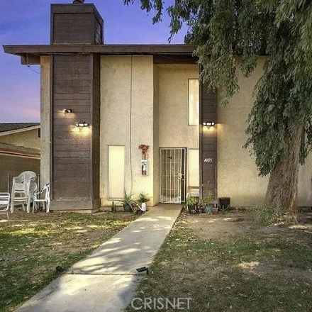 Buy this studio townhouse on 4605 Country Place Lane in Bakersfield, CA 93313