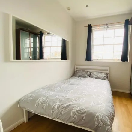 Rent this studio apartment on 112 Offord Road in London, N1 1PH