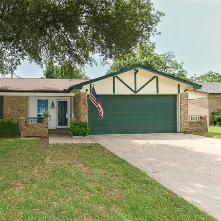 Buy this 3 bed house on 5400 Inglewood Ln in Arlington, Texas