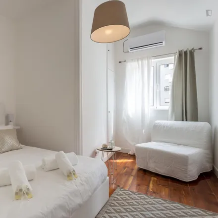 Rent this 3 bed room on Rua do Mirante 24 in 26, 28