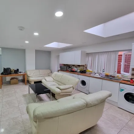 Rent this 9 bed townhouse on 98 Oak Tree Lane in Selly Oak, B29 6HY