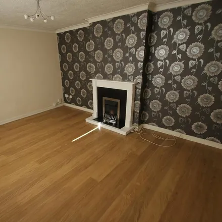 Rent this 3 bed townhouse on The Boulevard in Ellesmere Port, CH65 7DZ