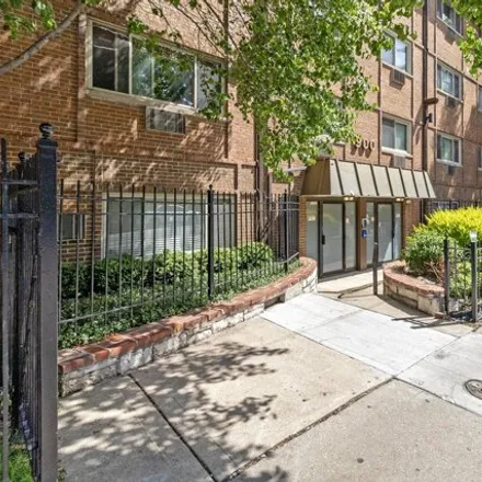 Buy this 2 bed condo on 900 West Fullerton Avenue in Chicago, IL 60614