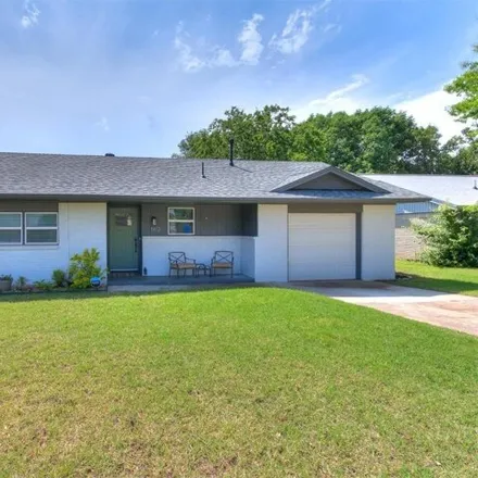 Buy this 3 bed house on 1460 Oakcrest Avenue in Norman, OK 73071