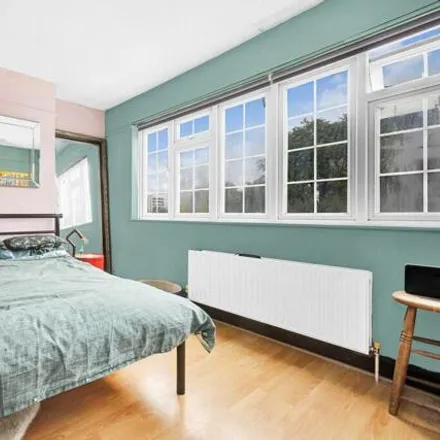 Image 3 - 24 Burslem Street, St. George in the East, London, E1 2LX, United Kingdom - Apartment for sale