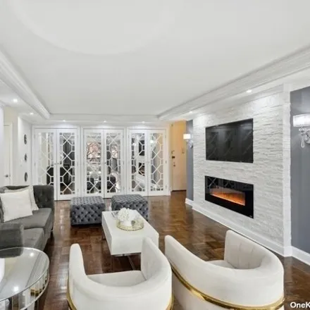 Image 3 - 166-25 Powells Cove Boulevard, New York, NY 11357, USA - Apartment for sale