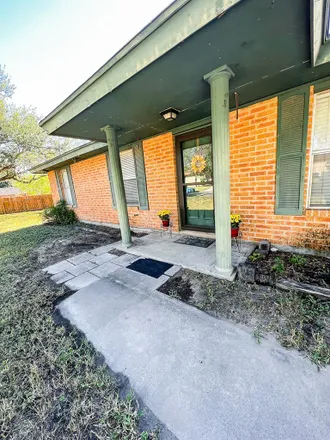 Image 2 - 1601 North Avenue E, Beeville, TX 78102, USA - House for sale