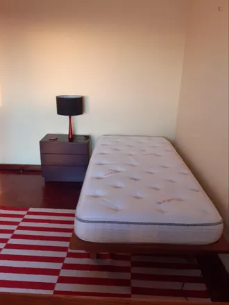Rent this 4 bed room on Pizzaria Pepperoni in Rua de Brito Capelo, 4450-068 Matosinhos