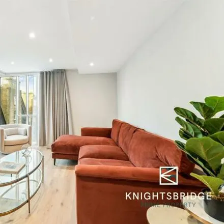Rent this 3 bed room on Multiverse in 91-93 Baker Street, London