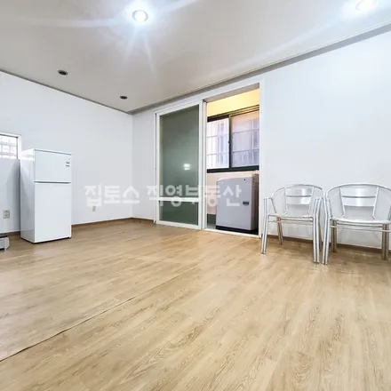 Rent this studio apartment on 서울특별시 송파구 삼전동 61-2
