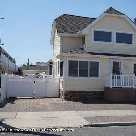 Rent this 3 bed duplex on B&B Department Store in Vance Avenue, Lavallette