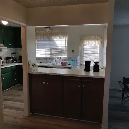 Image 2 - 7409 Woodlake Avenue, Los Angeles, CA 91307, USA - Room for rent