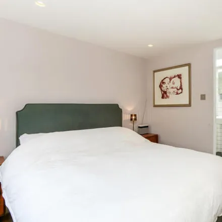 Image 4 - 323 Portobello Road, London, W10 5TA, United Kingdom - Apartment for sale