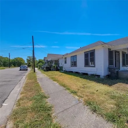 Buy this 2 bed house on 2622 Morris Street in Houston, TX 77026