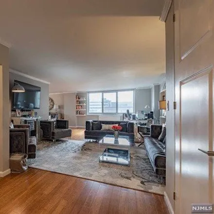 Image 3 - 2150 Center Avenue, Linwood, Fort Lee, NJ 07024, USA - Condo for sale