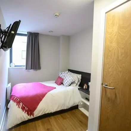 Image 8 - 2 Bedroom Apartment In  110 Queen Street, Sheffield, South Yorkshire, S1 2dw - Room for rent