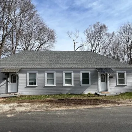 Buy this studio house on 23 Cole Street in Kittery, ME 03904