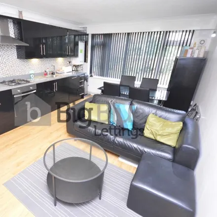 Rent this 3 bed townhouse on The Poplars in Leeds, LS6 2AT