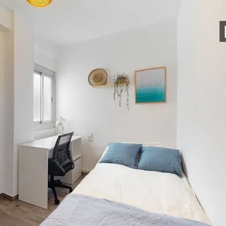 Rent this 5 bed room on Carrer del Mondúver in 12, 46025 Valencia