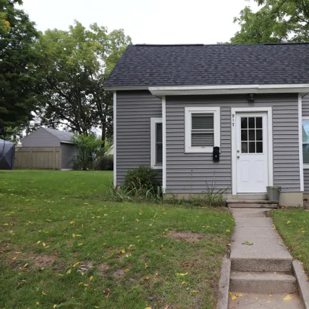 Buy this 2 bed house on 917 Innes Street Northeast in Grand Rapids, MI 49503