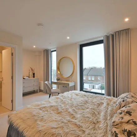 Rent this 3 bed townhouse on Avenue House in 8 Kings Avenue, London