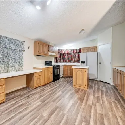 Image 4 - Meadow View, Rancho Vista, Palmdale, CA, USA - Apartment for sale