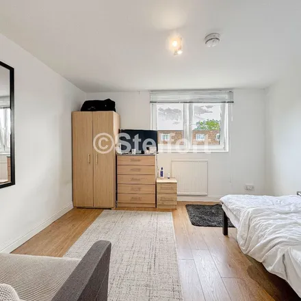Rent this 4 bed apartment on 183 Bredgar Road in London, N19 5XG