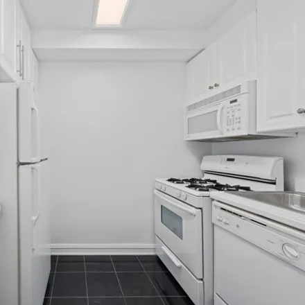 Image 5 - 225 East 70th Street, New York, NY 10021, USA - Apartment for rent