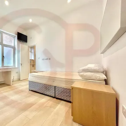 Rent this studio apartment on Oakley Avenue in London, W5 3SA