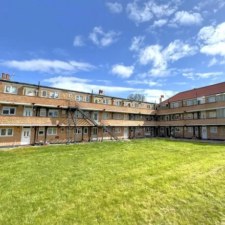 Image 3 - Oakhall Drive, Kempton Park, TW16 7LE, United Kingdom - Apartment for rent