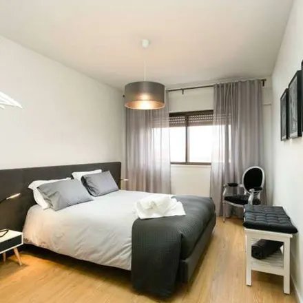 Image 7 - Tabacaria Jogo D'épocas, Rua Santa Catarina, 4000-457 Porto, Portugal - Apartment for rent