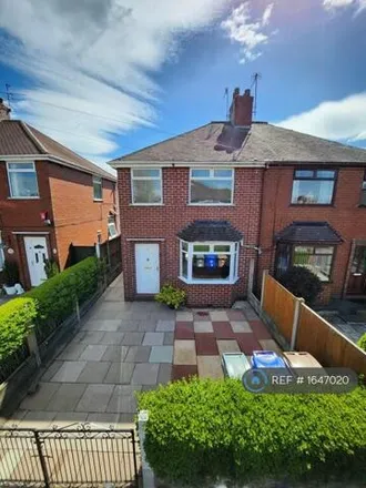 Rent this 3 bed duplex on Dickenson Road East in Hanley, ST6 2NE