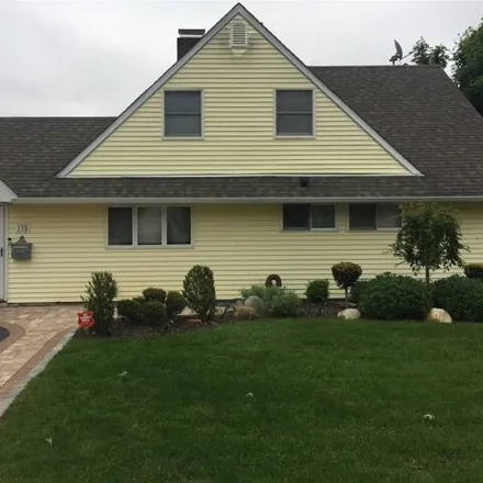 Rent this 3 bed house on 138 Bloomingdale Road in Levittown, NY 11756