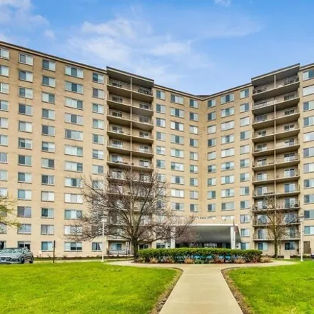 Buy this 2 bed condo on 6933 North Kedzie Avenue in Chicago, IL 60645