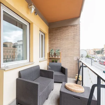 Rent this studio townhouse on Viale di Trastevere 247