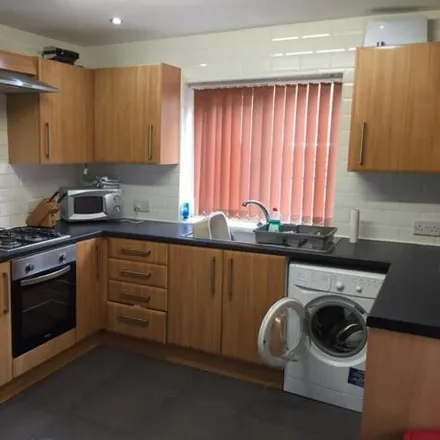 Rent this 5 bed townhouse on Fazackerley Street in Preston, PR2 2SY