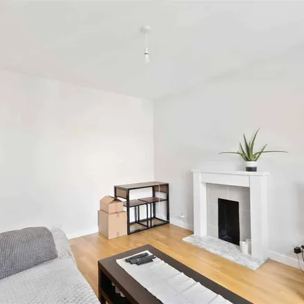 Image 3 - 8 Rosemary Gardens, London, SW14 7HD, United Kingdom - Apartment for rent