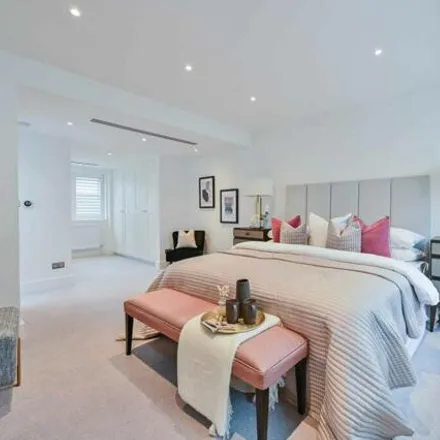 Rent this 4 bed townhouse on 6 Stanhope Terrace in London, W2 2UA