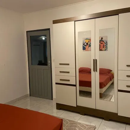 Rent this 2 bed apartment on 18 Quai Stéphane Mallarmé in 77870 Vulaines-sur-Seine, France