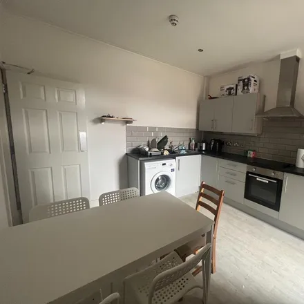 Rent this 1 bed room on Earlesmere Avenue in Doncaster, DN4 0QG
