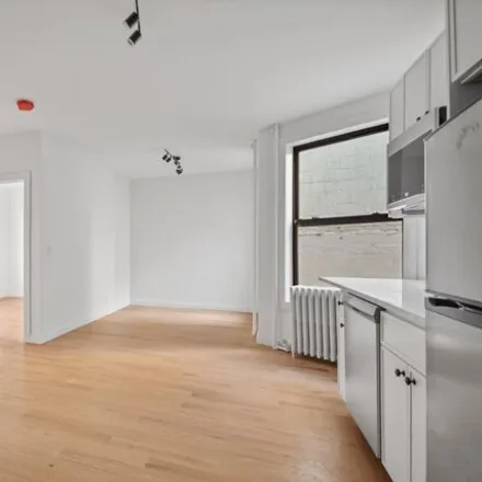 Image 4 - 416 E 71st St Apt 27, New York, 10021 - House for rent