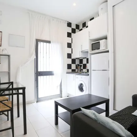 Image 8 - Madrid, Calle de Rodrigo Uhagón, 28026 Madrid - Apartment for rent
