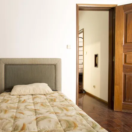 Rent this 3 bed room on Centro Paroquial in Praceta dos Combatentes da Grande Guerra, 1495-054 Algés