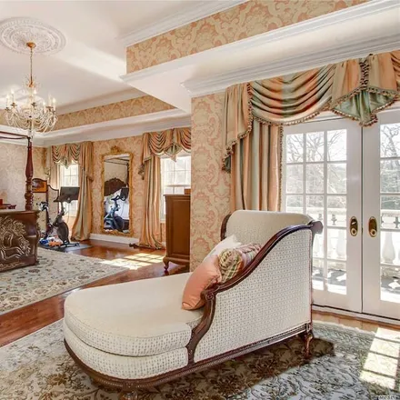 Rent this 6 bed house on Oyster Bay in NY, 11771