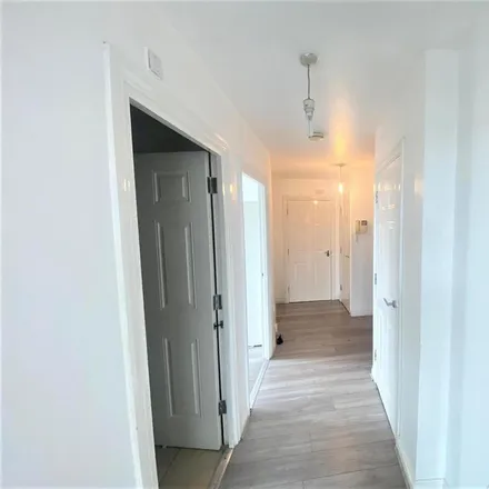 Image 6 - Aldermens Court, Constable Close, London, N11 3GW, United Kingdom - Apartment for rent