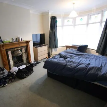 Rent this 5 bed duplex on 14 The Turnways in Leeds, LS6 3DT