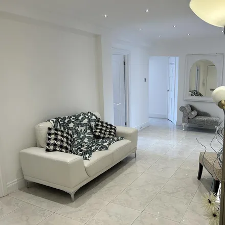 Rent this 5 bed apartment on Arthur Court in Queensway, London