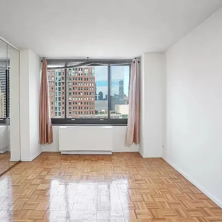 Rent this 3 bed apartment on 200 Rector Place in New York, NY 10280