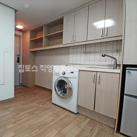 Rent this studio apartment on 서울특별시 은평구 역촌동 42-61